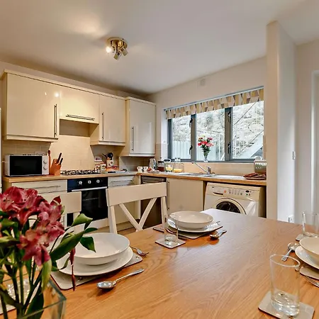2 Bed In 90410